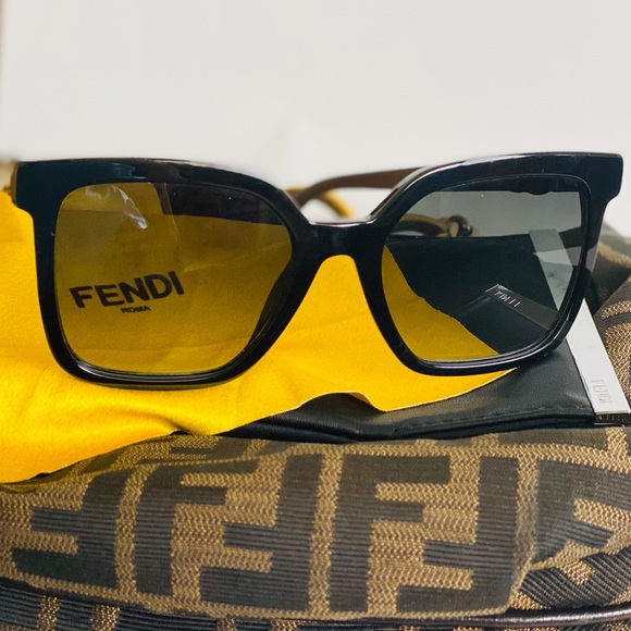 Fendi sunglasses - Picture 2 of 5